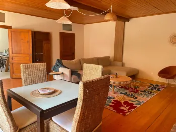 Séjour chaleureux du gîte avec espace repas